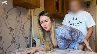 Оказалось, что мамка друга Алина Рай очень гостеприимная милфа
