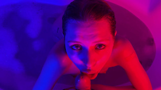 Русская шлюха Californiababe хорошо сосет хуй и трахается в джакузи