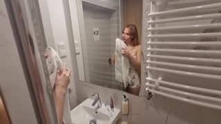 Зашла ко мне в душ и секс предлагает — мы же сводные, не смущает?