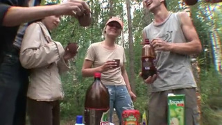 Парни толпой выебли в жопу двух русских студенток на природе