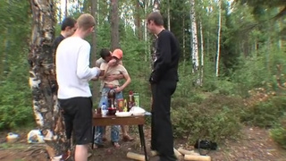 Парни толпой выебли в жопу двух русских студенток на природе